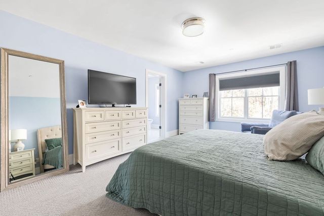 26 Southfield Ln 26, Sherborn, MA 01770