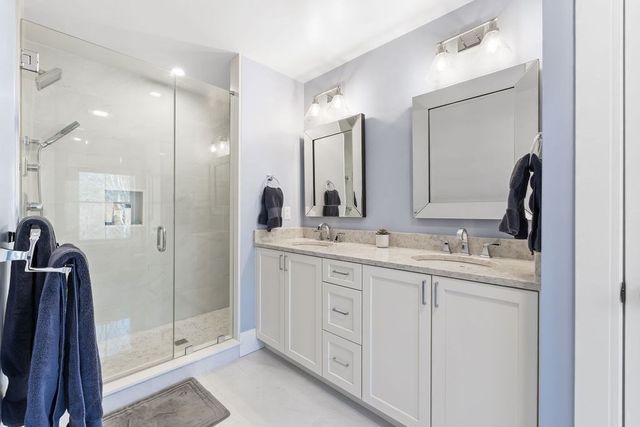 26 Southfield Ln 26, Sherborn, MA 01770