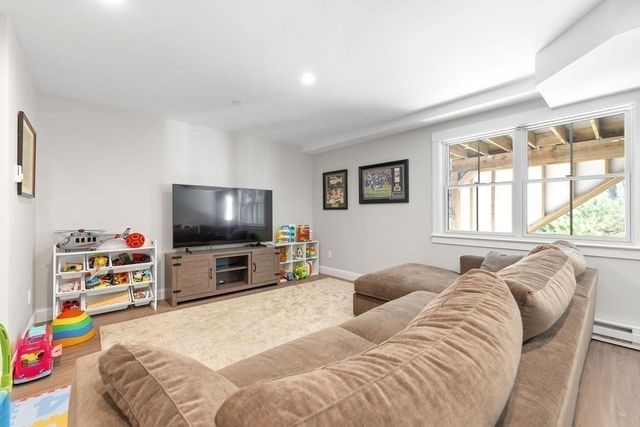 26 Southfield Ln 26, Sherborn, MA 01770