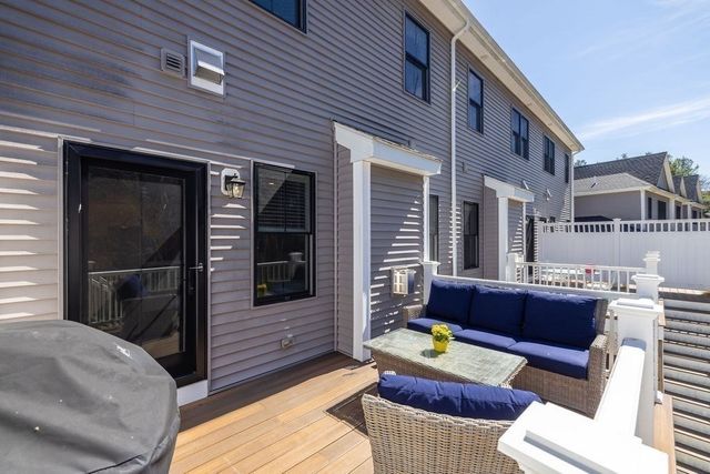 26 Southfield Ln 26, Sherborn, MA 01770