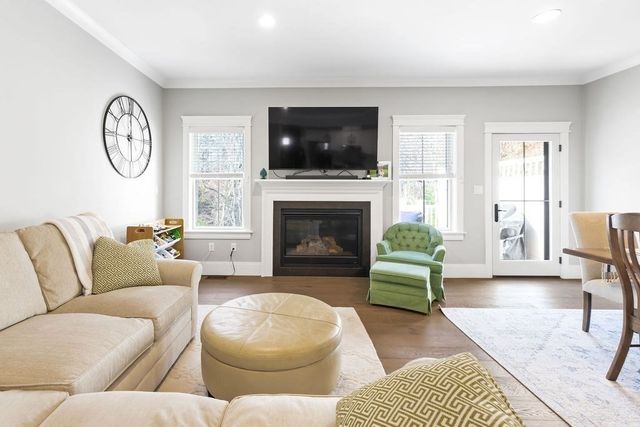 26 Southfield Ln 26, Sherborn, MA 01770