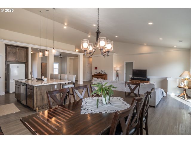 702 DIVOT Loop, Sutherlin, OR 97479