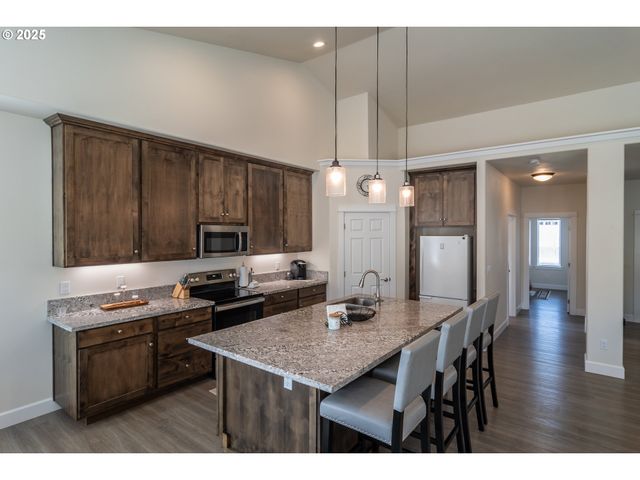 702 DIVOT Loop, Sutherlin, OR 97479