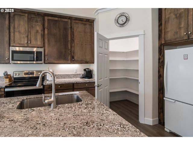 702 DIVOT Loop, Sutherlin, OR 97479