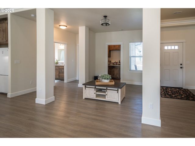 702 DIVOT Loop, Sutherlin, OR 97479