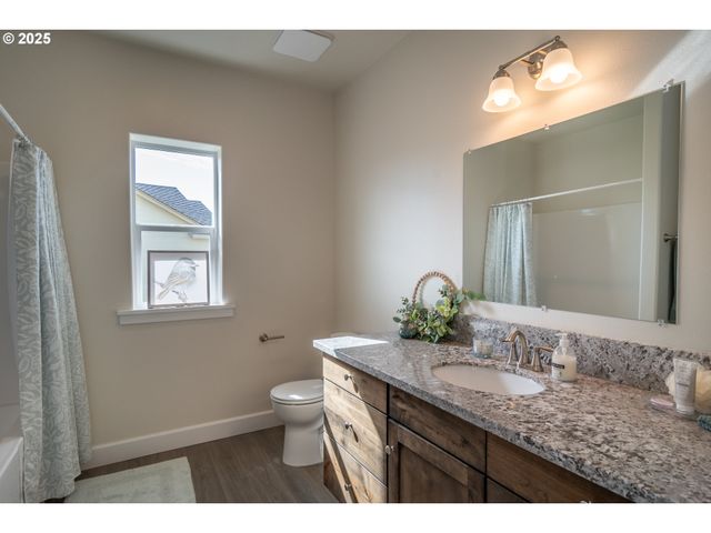 702 DIVOT Loop, Sutherlin, OR 97479