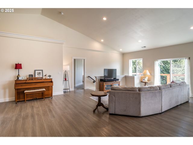 702 DIVOT Loop, Sutherlin, OR 97479