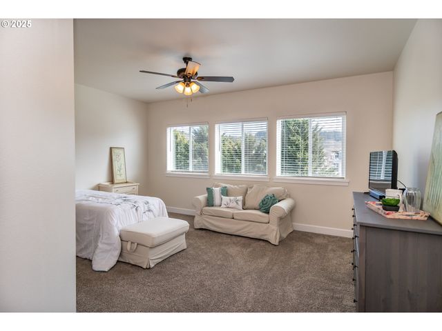 702 DIVOT Loop, Sutherlin, OR 97479