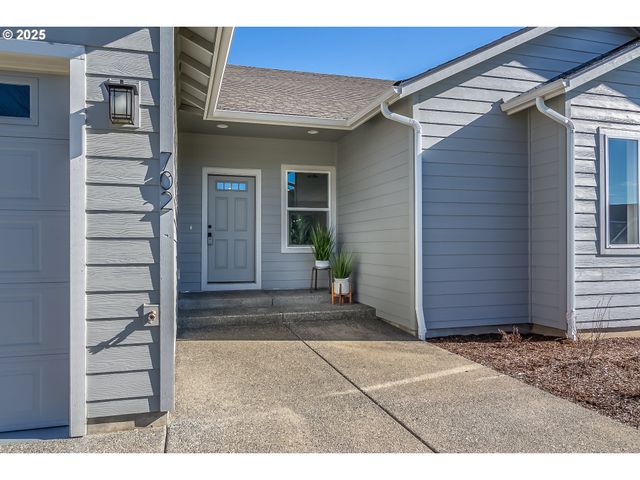702 DIVOT Loop, Sutherlin, OR 97479
