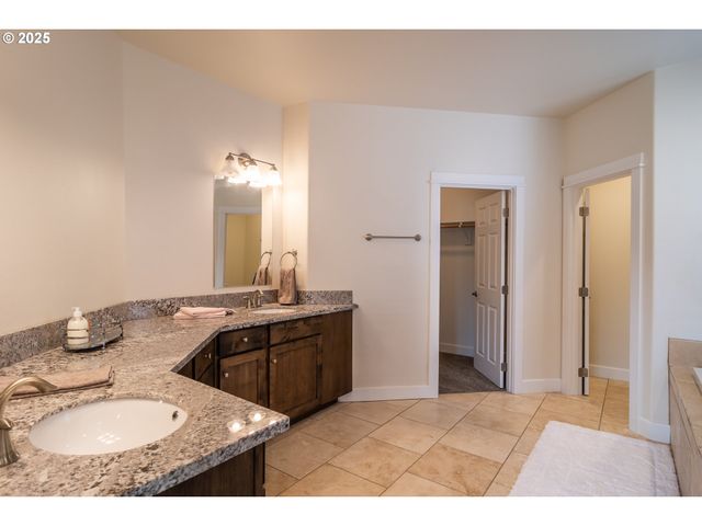 702 DIVOT Loop, Sutherlin, OR 97479