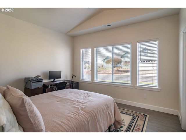 702 DIVOT Loop, Sutherlin, OR 97479