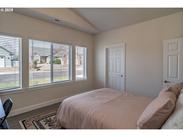 702 DIVOT Loop, Sutherlin, OR 97479