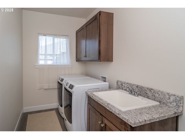 702 DIVOT Loop, Sutherlin, OR 97479