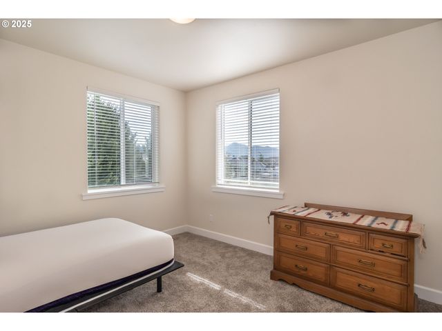 702 DIVOT Loop, Sutherlin, OR 97479