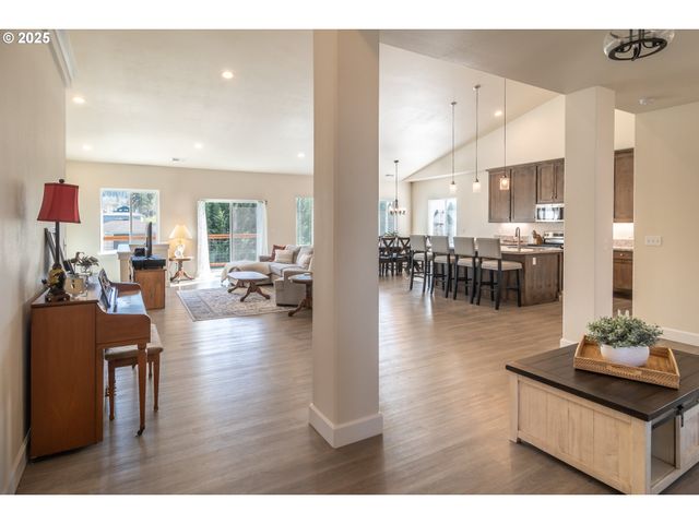 702 DIVOT Loop, Sutherlin, OR 97479