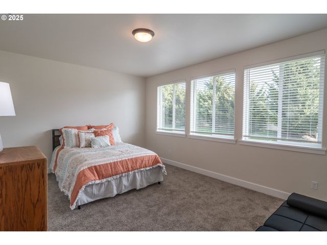 702 DIVOT Loop, Sutherlin, OR 97479