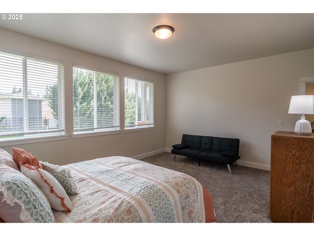 702 DIVOT Loop, Sutherlin, OR 97479