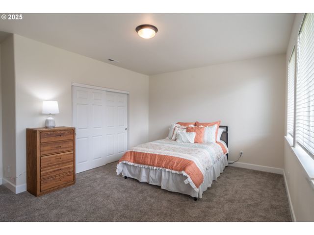 702 DIVOT Loop, Sutherlin, OR 97479