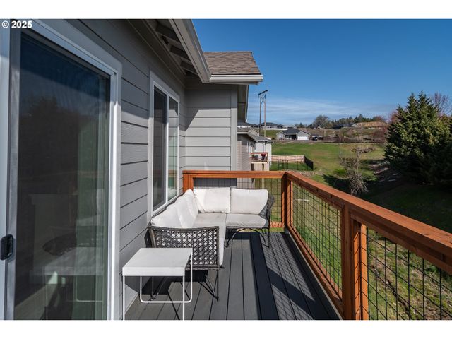 702 DIVOT Loop, Sutherlin, OR 97479