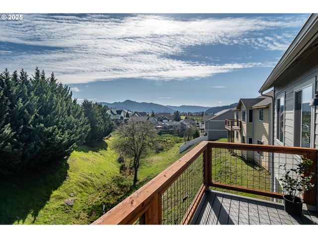 702 DIVOT Loop, Sutherlin, OR 97479