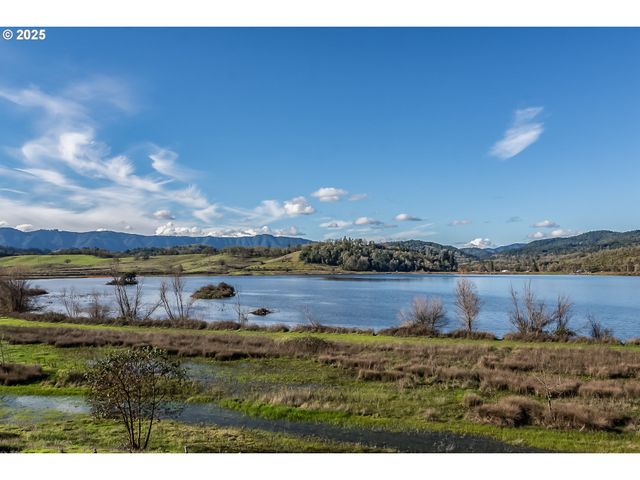 702 DIVOT Loop, Sutherlin, OR 97479