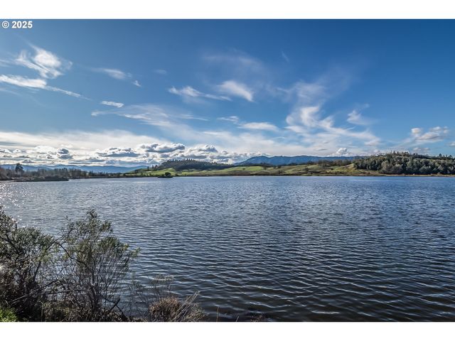 702 DIVOT Loop, Sutherlin, OR 97479