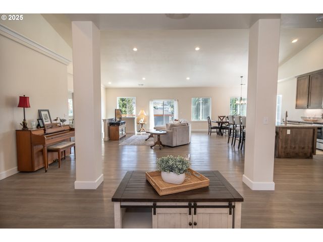 702 DIVOT Loop, Sutherlin, OR 97479