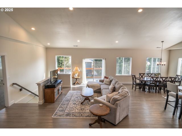 702 DIVOT Loop, Sutherlin, OR 97479