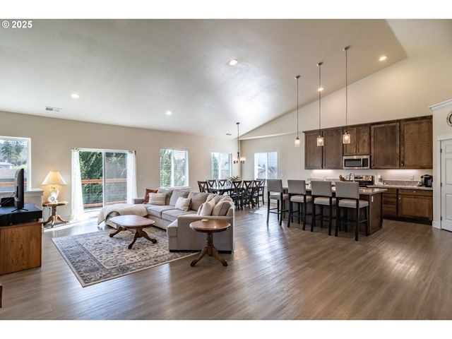 702 DIVOT Loop, Sutherlin, OR 97479