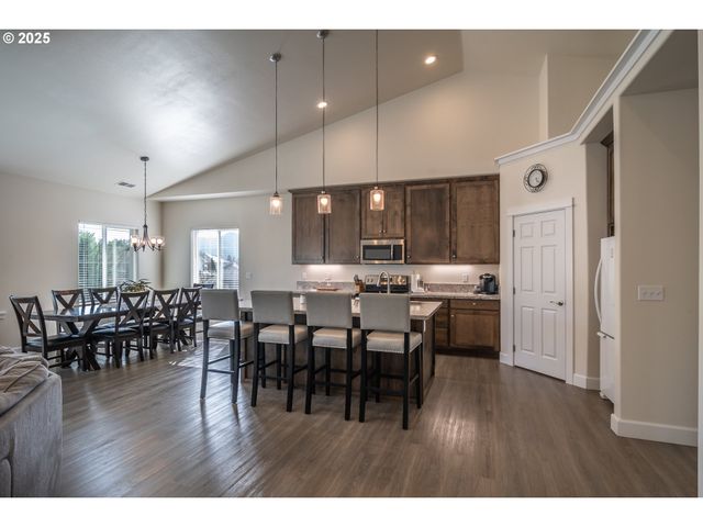 702 DIVOT Loop, Sutherlin, OR 97479