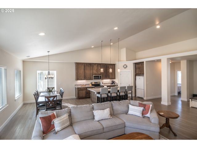 702 DIVOT Loop, Sutherlin, OR 97479