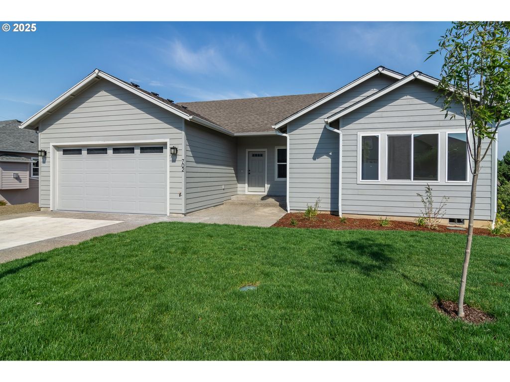 702 DIVOT Loop, Sutherlin, OR 97479