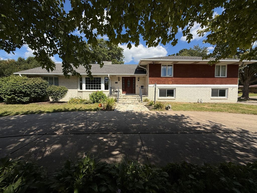 402 W Le Fevre Road, Sterling, IL 61081