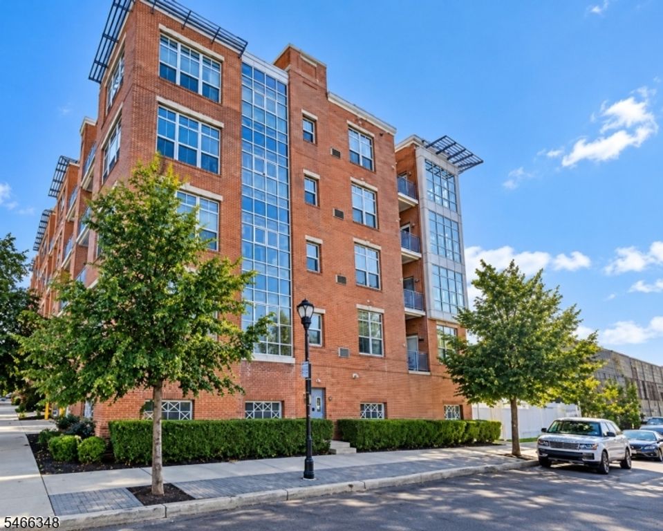 3 Greenwich Dr 84, Jersey City, NJ 07305 — exterior