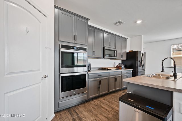 8038 S Golden Bell Drive, Tucson, AZ 85747