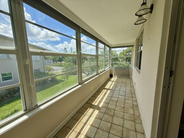 73 Hastings E, West Palm Beach, FL 33417