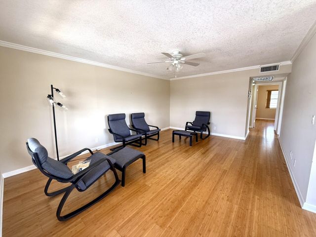 73 Hastings E, West Palm Beach, FL 33417