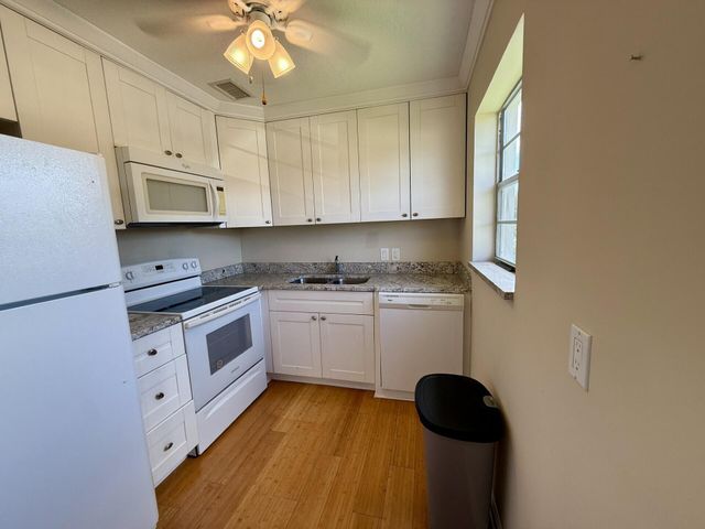 73 Hastings E, West Palm Beach, FL 33417