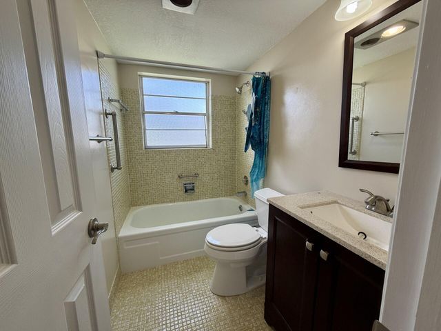 73 Hastings E, West Palm Beach, FL 33417