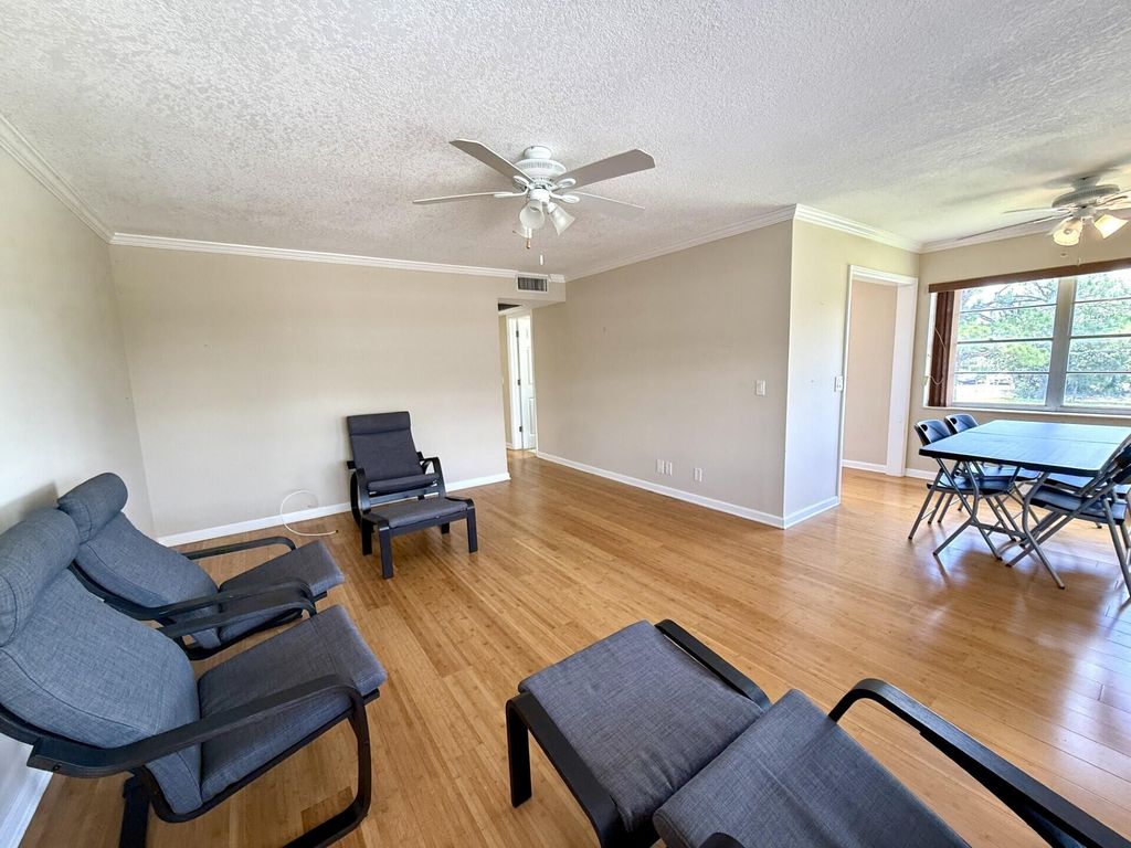 73 Hastings E, West Palm Beach, FL 33417