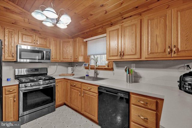 28 LAKE RD, Fleetwood, PA 19522