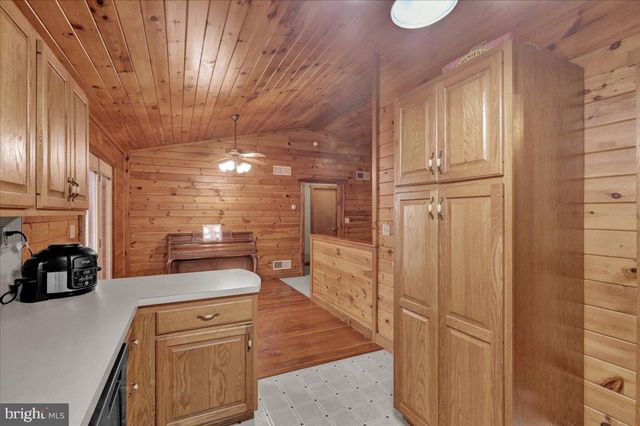 28 LAKE RD, Fleetwood, PA 19522