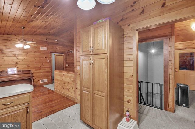 28 LAKE RD, Fleetwood, PA 19522