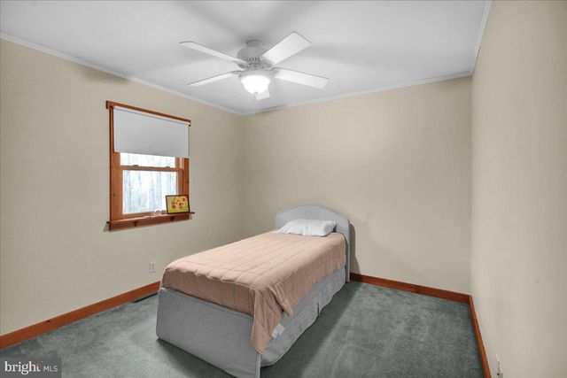 28 LAKE RD, Fleetwood, PA 19522