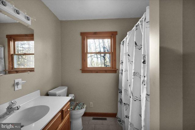 28 LAKE RD, Fleetwood, PA 19522