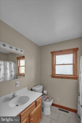 28 LAKE RD, Fleetwood, PA 19522