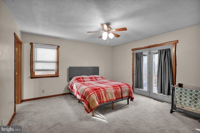 28 LAKE RD, Fleetwood, PA 19522