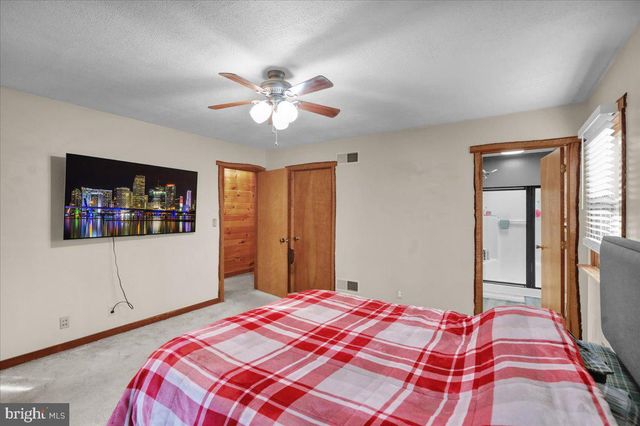 28 LAKE RD, Fleetwood, PA 19522