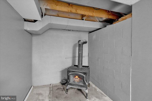 28 LAKE RD, Fleetwood, PA 19522