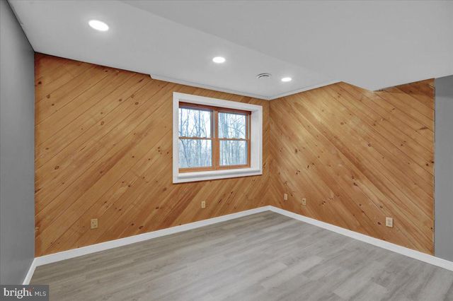 28 LAKE RD, Fleetwood, PA 19522